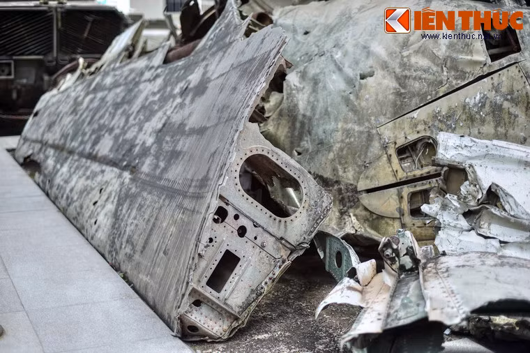 Một chiếc cánh gãy lìa của máy bay giặc nằm chỏng chơ trên mặt đất.