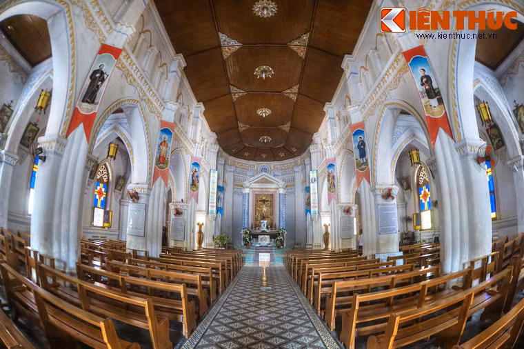 Không gian bên trong thánh đường khá giống các nhà thờ Gothic khác ở Việt Nam với hai hàng cột tạo thành các ô vòm liên hoàn.