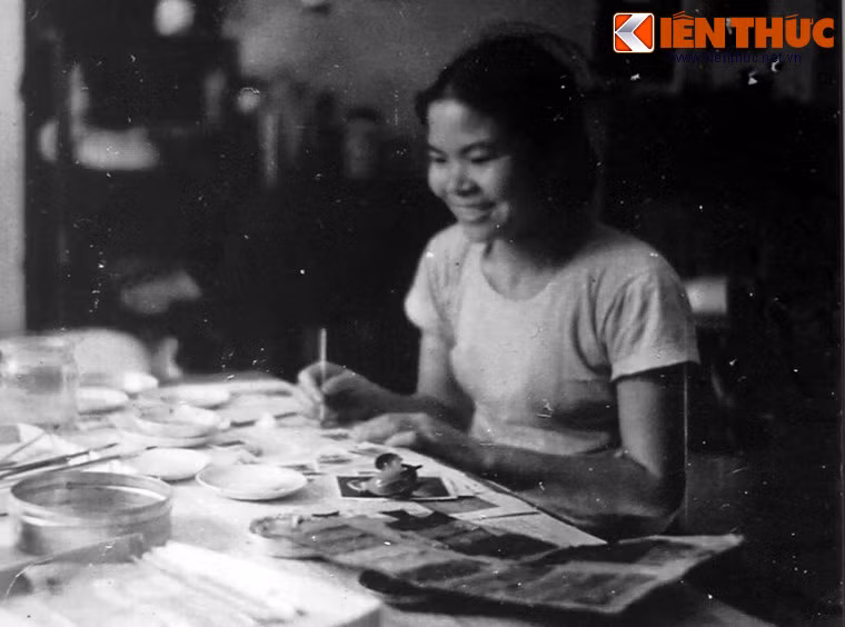 10. Nhà ảnh 441 Bạch Mai (Hà Nội). Năm 1976, ông Nguyễn Văn Thứ mở nhà ảnh ở 441 phố Bạch Mai, Hà Nội. Thời đó, để nhận một bức ảnh khách phải đợi 1-2 ngày, nhưng nhà ảnh 441 luôn trưng biển "Chụp ảnh lấy ngay". Ngay cả vợ ông Thứ là bà Lê Thị Hải cùng tham gia chấm sửa ảnh. Ngày nay, anh Sang là con trai ông Thứ làm chủ hiệu ảnh.