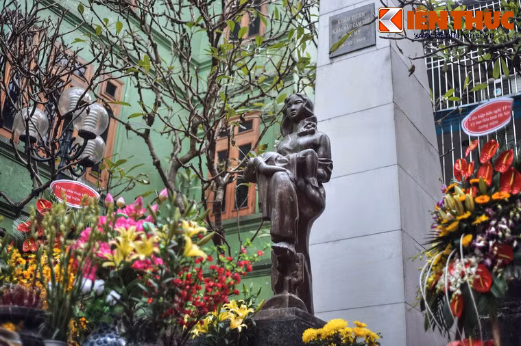 Ban đầu bức tượng được nặn bằng đất, thể hiện hình ảnh người phụ nữ đạp chân trên quả bom chưa nổ, hai tay nâng em bé bị chết. Sau đó, liên tục 18 ngày đêm không nghỉ, họa sĩ Nguyễn Tự và các họa sĩ khác đã đắp, dựng bức tượng bằng xi măng, cao 2,4 m.