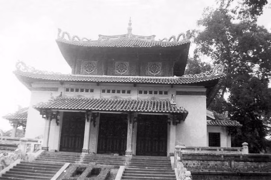 Đền Kỷ Niệm (nay là đền thờ Vua Hùng) trong Thảo Cầm Viên. Ảnh: Ken Hoggard.