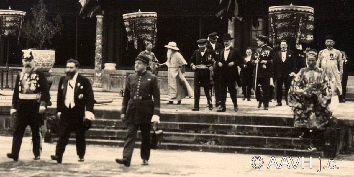Đi đầu là Toàn quyền Đông Dương Alexandre Varenne (râu đen) và Khâm sứ Trung Kỳ Pierre Pasquier (râu trắng). Giám mục Huế (mặc áo dài trắng) đang nói chuyện với một ông quan ở phía sau. Ảnh: AAVH.