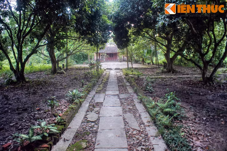 Sau cánh cổng của thành nội là con đường lát đá dẫn vào đền thờ Phúc Khê tướng công Nguyễn Văn Nghi.