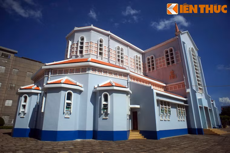 Ngay nay, nhà thờ Nhọn là địa điểm tham quan thu hút nhiều du khách ở Quy Nhơn, đặc biệt là vào dịp Giáng sinh và năm mới Dương lịch.