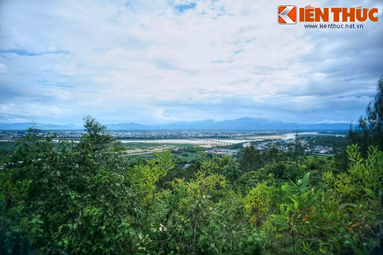 Khu mộ cụ Huỳnh Thúc Kháng được bao bọc bởi rừng cây xanh tốt, hướng ra một khoảng không gian rộng mở, bao quát toàn cảnh thành phố Quảng Ngãi với dòng sông Trà Khúc vắt ngang và những dãy núi trùng điệp phía xa.