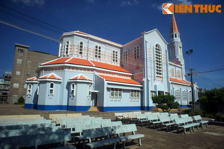 Nhà thờ được Giám mục Tardieu cho khởi công xây dựng vào năm 1938. Công trình do hội kiến trúc SIDEC thiết kế và được khánh thành vào ngày 10/12/1939.