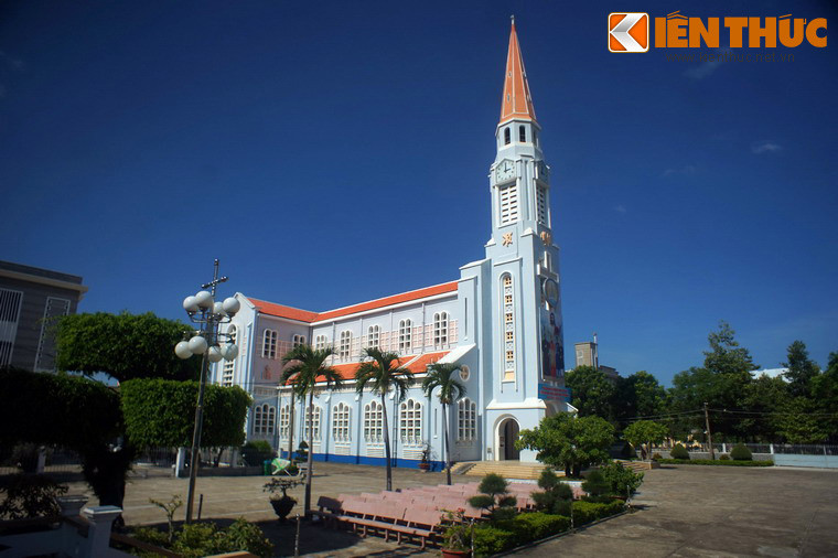 5. Nằm ở số 122 Trần Hưng Đạo, Nhà thờ chính tòa Quy Nhơn hay có tên nhà thờ Nhọn là công trình kiến trúc độc đáo, một điểm tham quan hấp dẫn của thành phố biển xứ Bình Định.