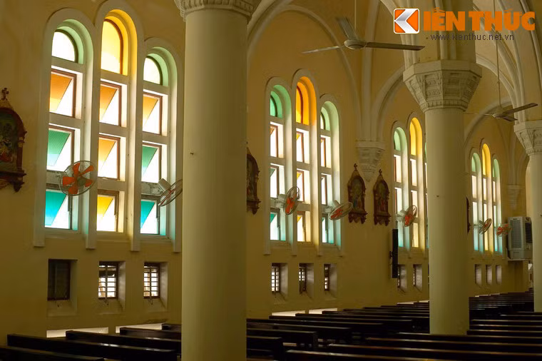 Không gian trong thánh đường khá thoáng đãng, sáng sủa với nhiều ô cửa sổ gắn kính màu.