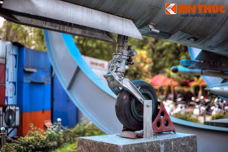 Ngày 17/12/1967 là ngày oanh liệt nhất của MiG-21 số hiệu 4324 khi hai phi công Vũ Ngọc Đỉnh và Nguyễn Đăng Kính thay nhau lái chiếc máy bay này và bắn rơi hai chiếc “thấn sấm” F-105 của đối phương.