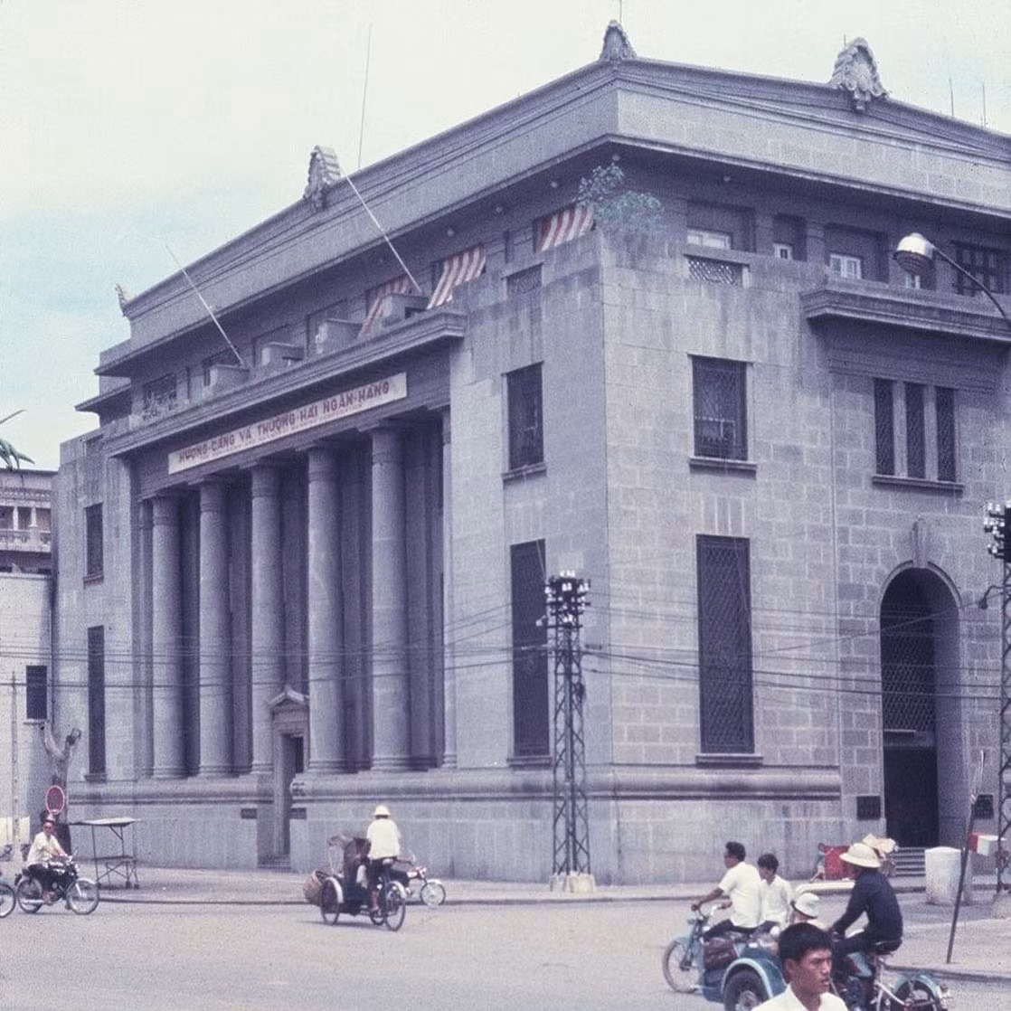 Tòa nhà Hương Cảng và Thượng Hải Ngân Hàng ở góc Bến Chương Dương - Võ Di Nguy, gần đầu cầu Khánh Hội. Ảnh: Tom Twitty.