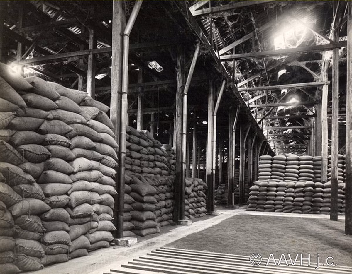 Kho chứa gạo thành phẩm. Ảnh: AAVH.