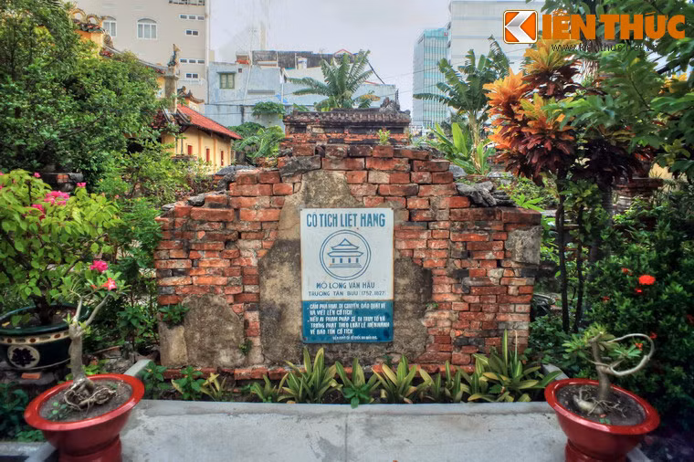 Trước cổng mộ cũng có một bình phong, nay không còn được nguyên dạng.