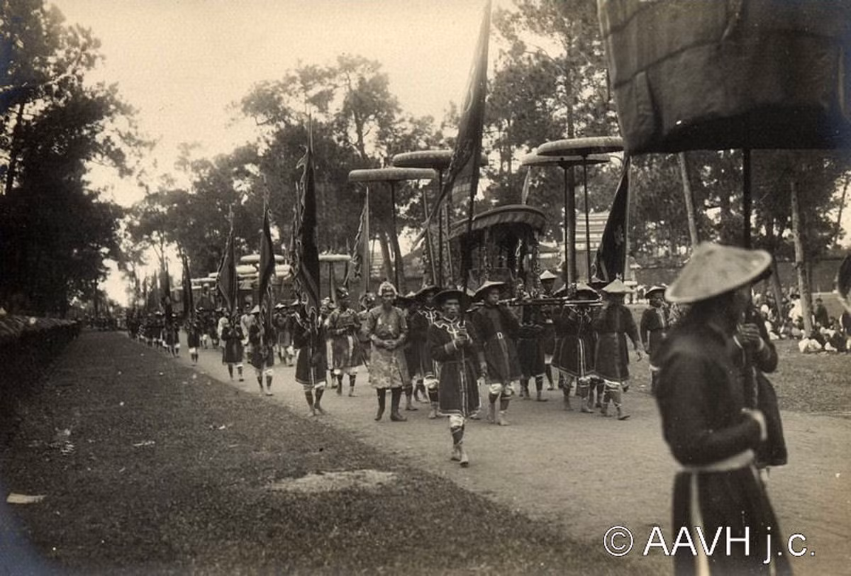 Kiệu vua tiến vào đàn Nam Giao.