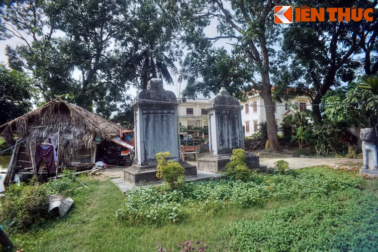 Mỗi tấm bia cao khoảng 2m, rộng 1,2m, dày 0,15m, trên bia có các chữ Hán cổ là các văn tự do ông Lê Quý Thuần, con trai của nhà bác học Lê Quý Đôn soạn thảo.