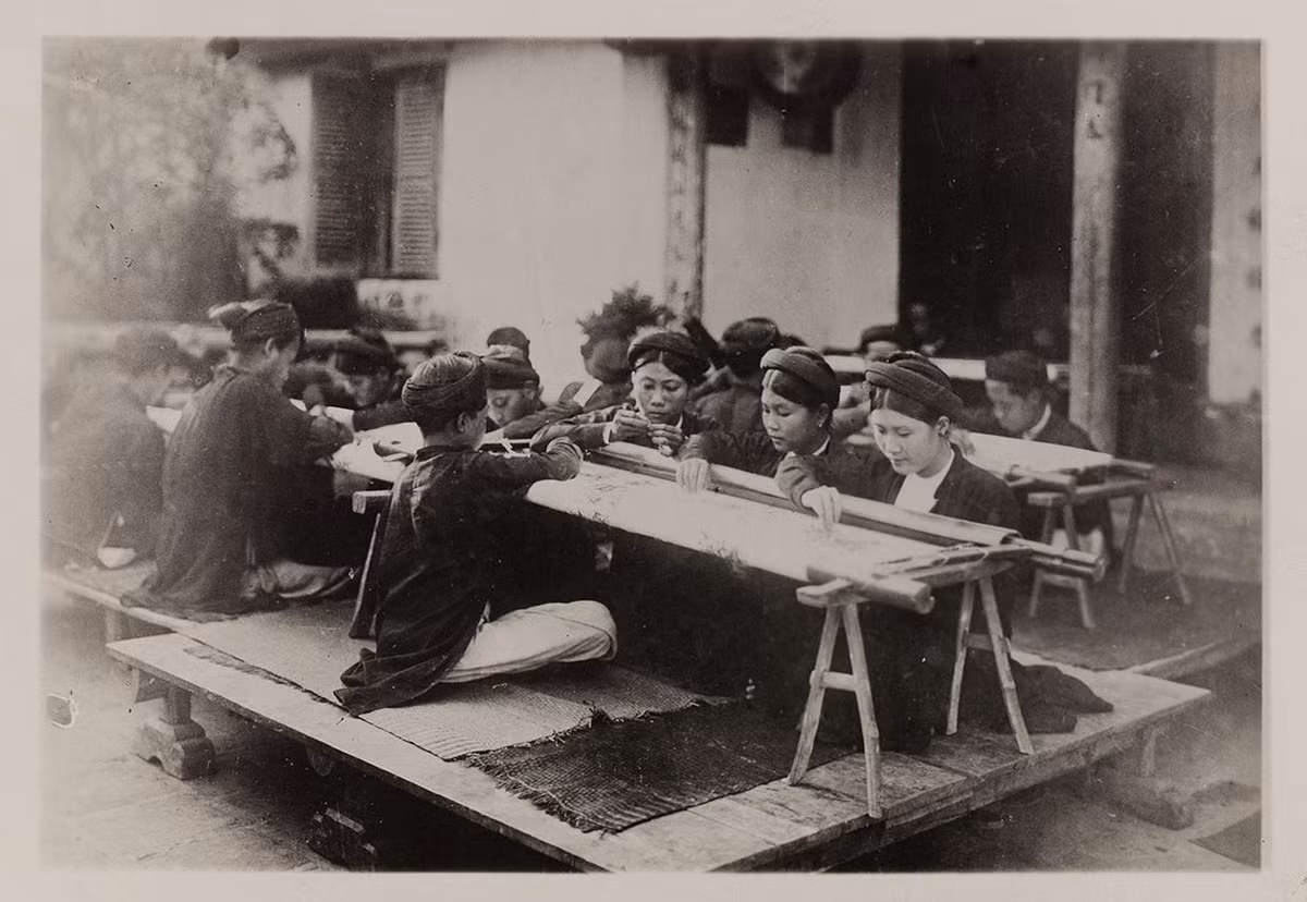 Trong một xưởng thêu ở Hà Nội. Ảnh: Paris.fr.