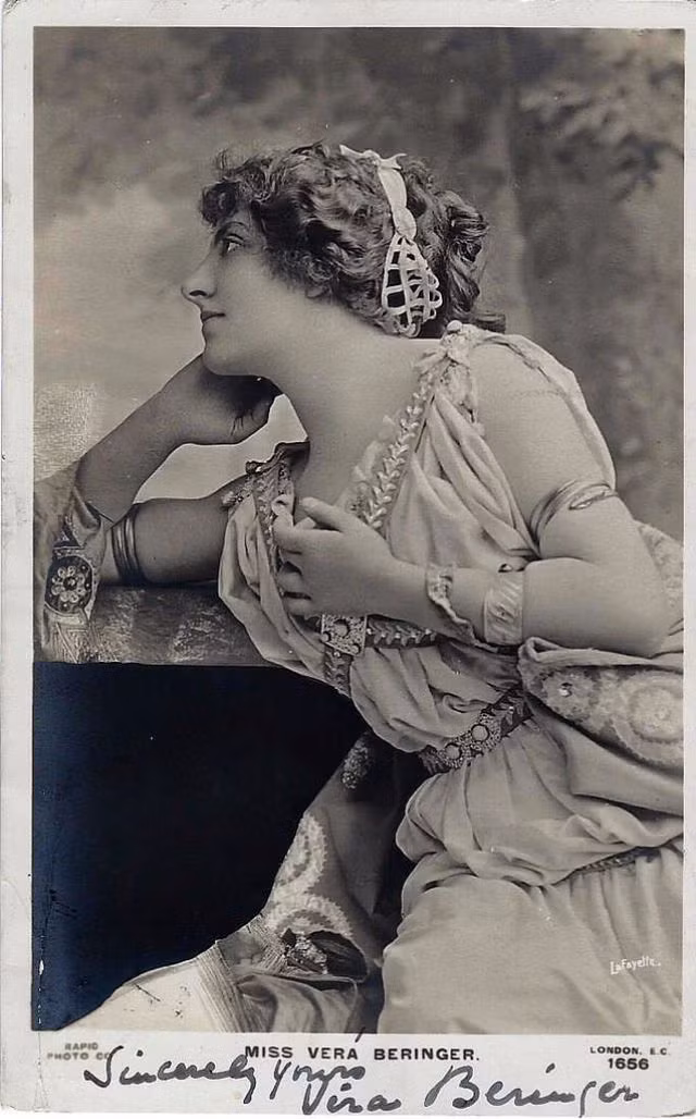 Vera Beringer (1878 - 1964) là một nữ diễn viên kiêm nhà biên kịch nổi tiếng Anh quốc. Cô từng được coi là diễn viên chuyên nghiệp trẻ nhất thế giới. Ảnh: Vintag.