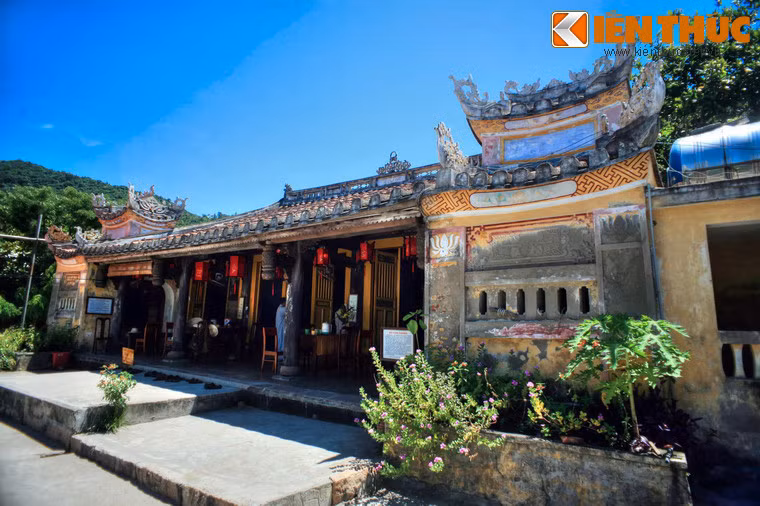 Ban đầu, chùa được xây dựng cách vị trí hiện nay khoảng 200m về hứơng Đông Bắc, về sau do mưa bão làm hư hại nên năm 1848, một số ngư dân và thương gia hiệp lực xây dựng lại ngôi chùa ở vị trí ngày nay.