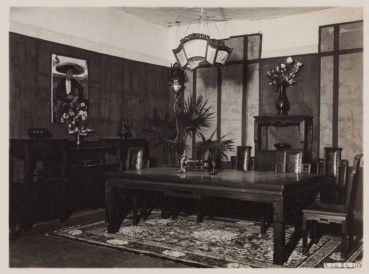 Đồ nội thất phong cách Pháp - Việt trong một dinh thự ở Hà Nội. Ảnh: Paris.fr.