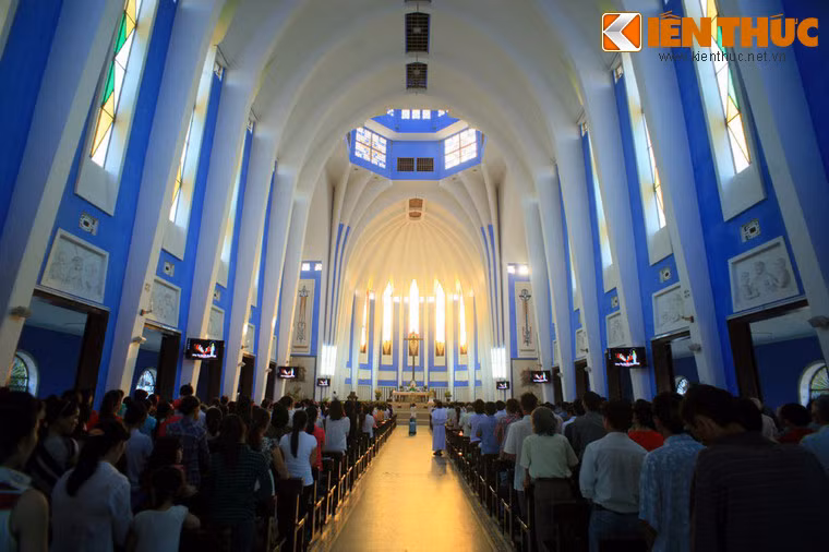 Không gian trong thánh đường nhà thờ Dòng Chúa Cứu Thế Huế rộng rãi. Đặc biệt, phần hiên của thánh đường được thiết kế rất rộng, khi đông người dự lễ có thể mở rộng cửa, vì thế người ở ngoài hiên vẫn có cảm giác như đang trong thánh đường.