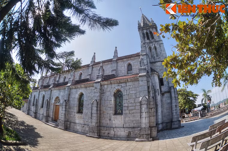 Toàn cảnh nhà thờ bảo nham nhìn từ mặt hông.