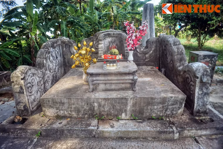 Khu sinh phần này nằm trên một khu đất cao ráo, ông đã thuê thợ đá làng Nhồi, huyện Đông Sơn lấy đá về xây dựng lên các khu thờ tự cùng với các pho tượng nguyên khối đặt xung quanh. Tới khi ông mất dân làng đem thi hài ông về đây chôn cất, thờ cúng.