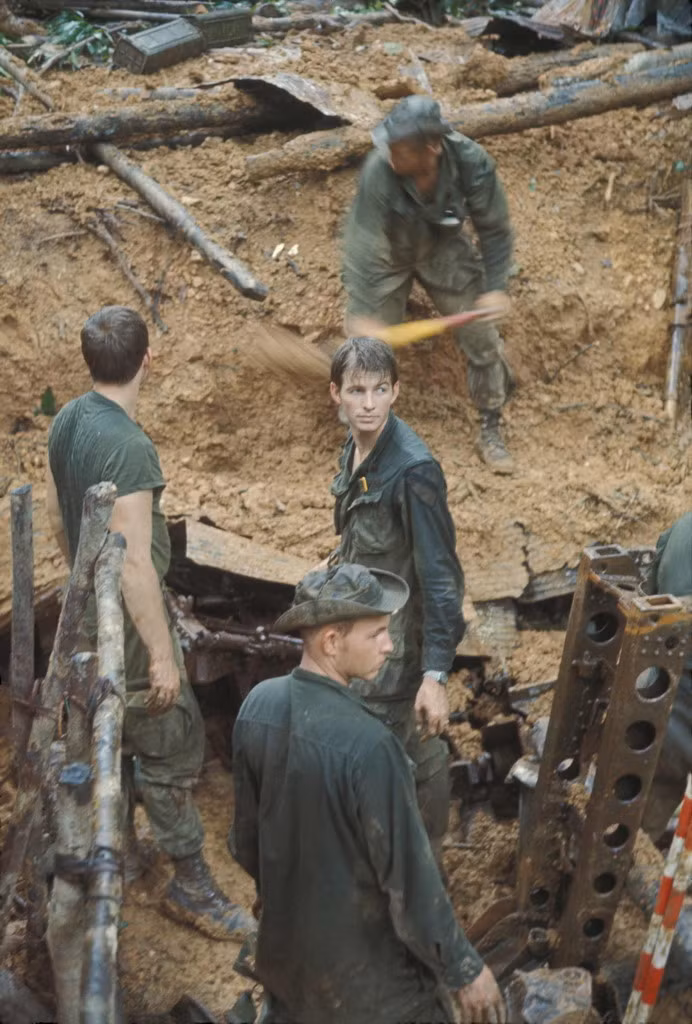 Nhóm binh sĩ đào boong-ke trên nền đất nhão. Ảnh: Conrad Leighton.