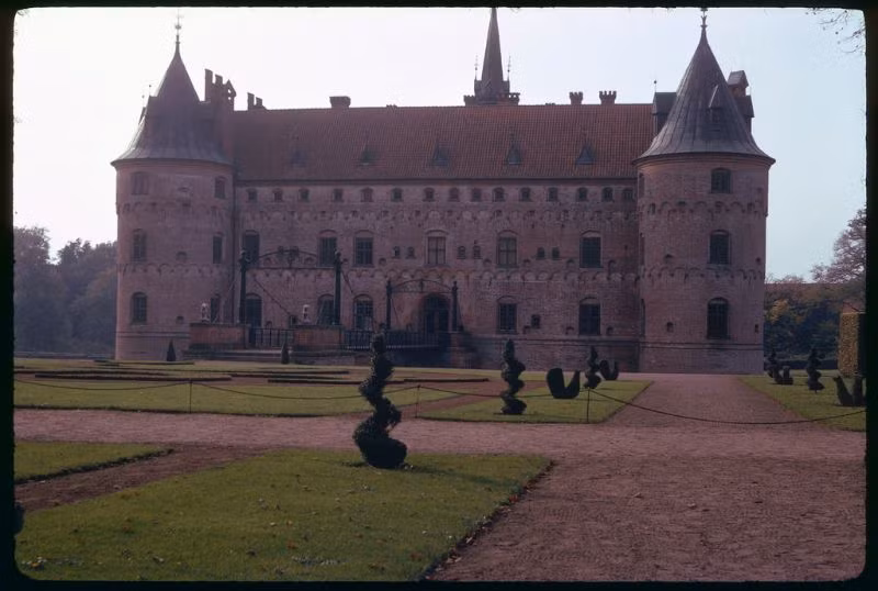 Lâu đài Egeskov, được xây dựng từ thế kỷ 16. Ảnh: Vintag.