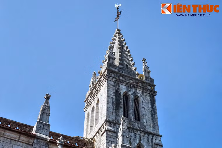 Trong tháp có ba quả chuông được đúc bằng đồng, chuông nặng nhất 800kg, chuông thứ hai có trọng lượng 400kg và chuông thứ ba là 180kg.