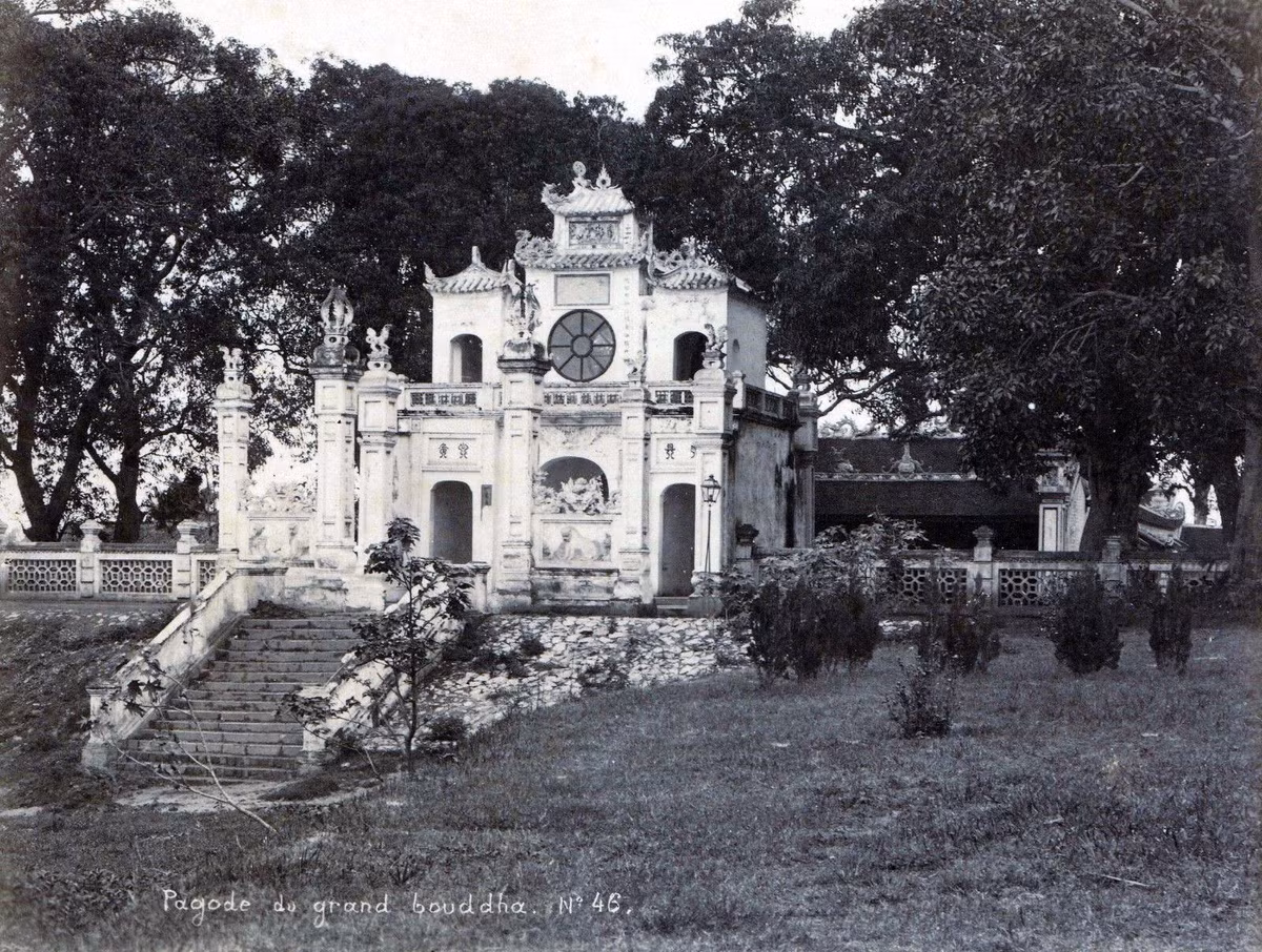 Đền Quán Thánh bên Hồ Tây. Ảnh tư liệu.