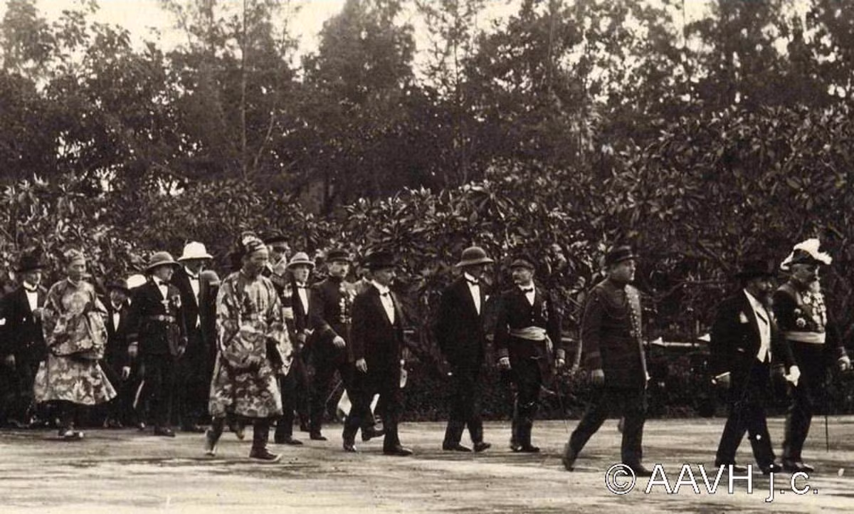 Toàn quyền Đông Dương Alexandre Varenne và Khâm sứ Trung Kỳ Pierre Pasquier dẫn đầu đoàn khách khi rời Hoàng thành. Ảnh: AAVH.