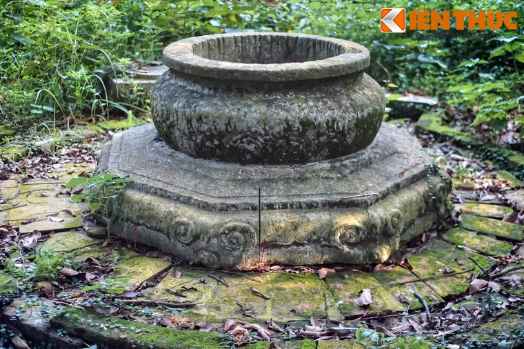 Bên trái cánh cổng có một giếng đá cổ được tạo hình rất tinh tế.