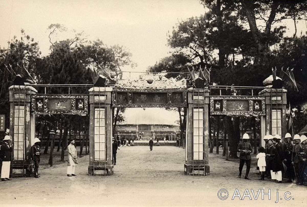 Cổng đàn Nam Giao trước khi đám rước tới nơi.