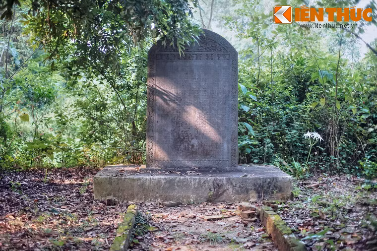 Hai chiếc bia đá lớn nằm đối xứng hai bên lối vào thành nội.