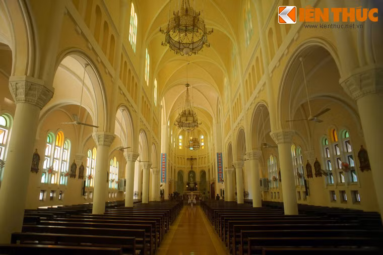 Không gian bên trong thánh đường nhà thờ được chống đỡ bằng hai hàng cột đúc ximăng cốt thép.