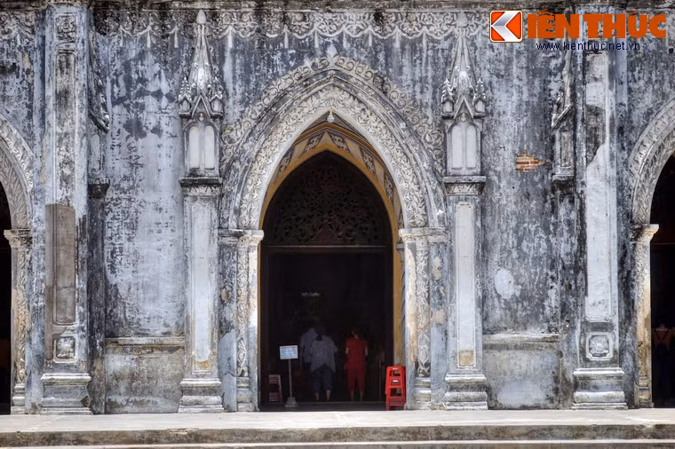 Cửa giữa trong số ba cửa ở mặt trước của nhà thờ.