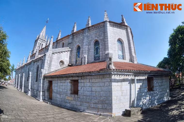 Nhìn từ mặt sau.