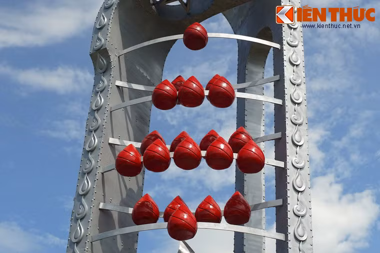 Để tưởng nhớ các chiến sĩ anh hùng, tỉnh Quảng Trị đã xây dựng đài tưởng niệm bên bờ sông Thạch Hãn, cạnh đầu cầu Quảng Trị. Trên đài tưởng niệm có hình 20 giọt máu màu đỏ, tượng trưng cho tinh thần chiến đấu quả cảm và sự hy sinh anh dũng của các chiến sĩ Trung đội Mai Quốc Ca.