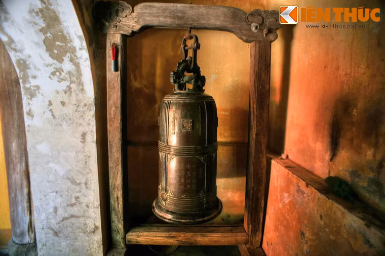 Ngày nay trong chùa còn lưu giữ một quả đại hồng chung, trên chuông có một con rồng mang phong cách những năm đầu thời Lê sơ. Quả chuông này có thể có niên đại trước cả thời điểm xây dựng chùa.