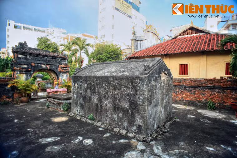 Mộ tướng Trương Tấn Bửu có dạng như ngôi nhà, dài hơn 3m, chiều ngang khoảng 2m, cao hơn 2m, được xây bằng ô dước (hợp chất gồm vôi, cát giấy do, than hoạt tính, mật đường).