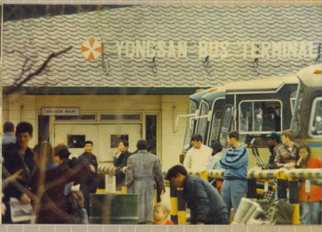 Tại trạm xe buýt Yongsan ở Seoul cuối thập niên 1970. Ảnh: Bob Flickr.