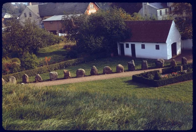 Các bia đá cổ Jelling. Ảnh: Vintag.