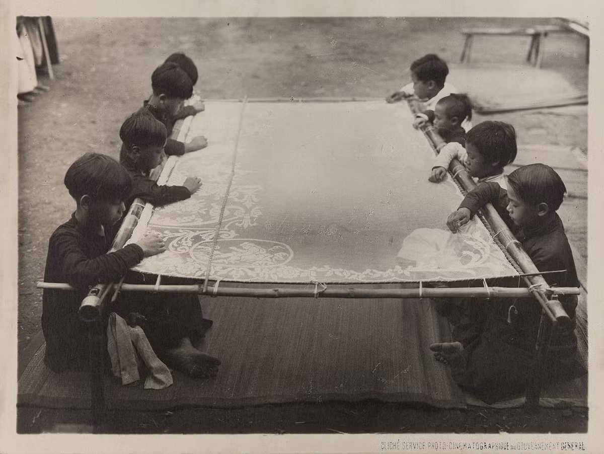 Thợ làm vải ren ở làng Tây Mỗ, tỉnh Hà Đông (nay thuộc quận Nam Từ Liêm, Hà Nội). Ảnh: Paris.fr.