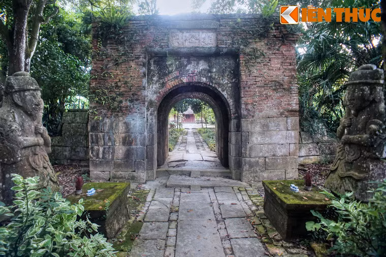 Cổng vào thành nội hình mái vòm, có phần dưới ghép bằng đá tảng, phần trên xây bằng gạch.