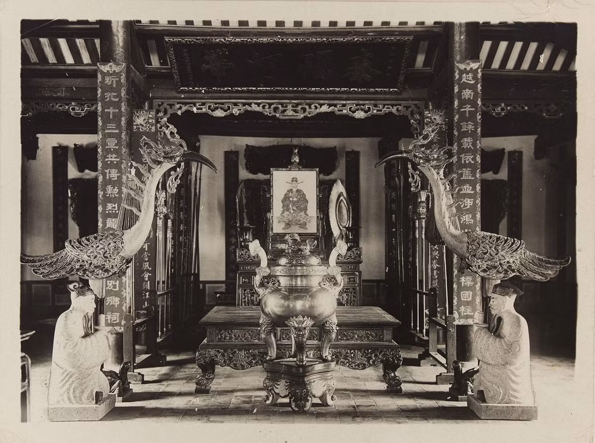 Bên trong lăng Kinh lược sứ Hoàng Cao Khải ở Hà Nội. Ảnh: Paris.fr.