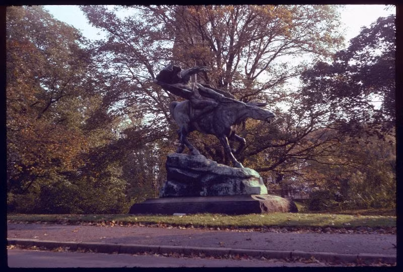 Tượng đài thần Valkyrie' tại công viên Churchill, Copenhagen. Ảnh: Vintag.
