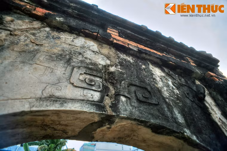 Trên các công trình của lăng Trương Tấn Bửu từng được trang trí rất nhiều họa tiết tinh xảo như hình kỳ lân, búp sen, phù điêu hình cây tùng và chim hạc, các cặp liễn đối... Tiếc rằng phần nhiều các tác phẩm này đã bị hủy hoại theo thời gian.