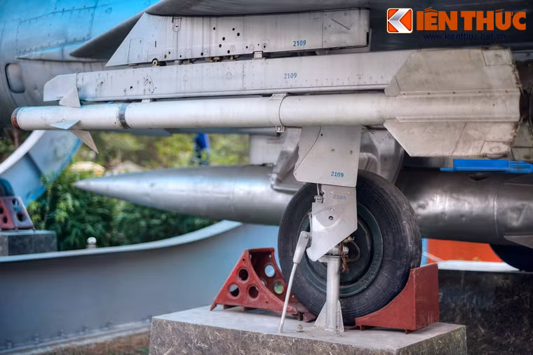 Có 5 phi công đã hai lần bắn rơi máy bay địch bằng MiG-21 số hiệu 4324, là các phi công Lê Trọng Huyên, Phạm Thanh Ngân, Nguyễn Hồng Nhị, Nguyễn Văn Cốc và Nguyễn Đăng Kính.