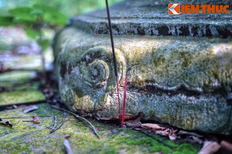 Chỉ có lòng thành kính của con người mới xua đi được phần nào sự cô quạnh của bầu không gian ở nơi đây. 