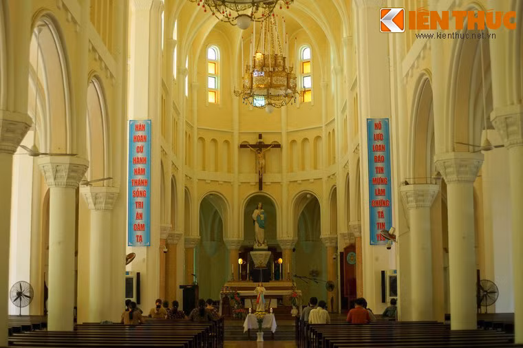 Cung thánh có bàn thờ là một khối hồng thạch có hình dáng hòm bia thánh, phía trên có trụ đá đặt tượng Đức Mẹ hồn xác lên trời. Sau cung thánh có 5 bàn thờ phụ.