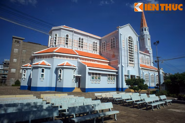 Về tổng thể kiến trúc, nhà thờ Chính tòa Quy Nhơn được xây dựng theo bố cục hình thánh giá, dài 57,5 mét, rộng 22,6 mét.